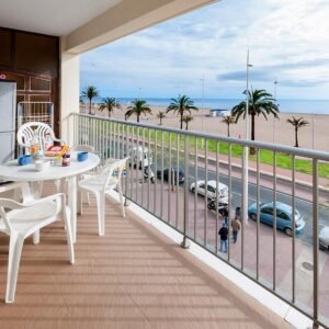 Despierta con el Sonido del Mar: Tu Albergue en Primera Línea de Playa en Gandía