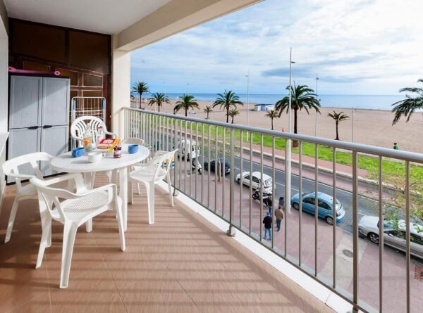 Despierta con el Sonido del Mar: Tu Albergue en Primera Línea de Playa en Gandía